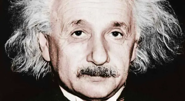 Portret Alberta Einsteina z charakterystyczną fryzurą i wąsami. Choć nie ma dokładnych danych, ile iq ma Einstein, jego geniusz jest niezaprzeczalny.
