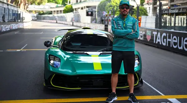 Fernando Alonso posa junto a un Aston Martin verde en Mónaco. ¡Las últimas noticias de Fernando Alonso siempre nos traen sorpresas!