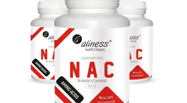 Trzy białe opakowania suplementu diety Aliness NAC (N-Acetyl-L-Cysteina) 500 mg, z czerwonymi akcentami i napisem "AMINO ACIDS".
