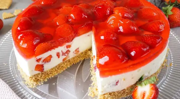 Saftige Erdbeertorte mit Frischkäsefüllung und rotem Tortenguss. Ein Traum für alle, die beste Torten Rezepte lieben!