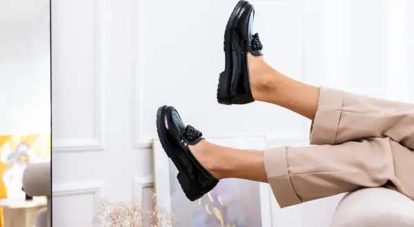 Czarne lakierowane mokasyny z ozdobnym detalem – idealne buty do cygaretek.