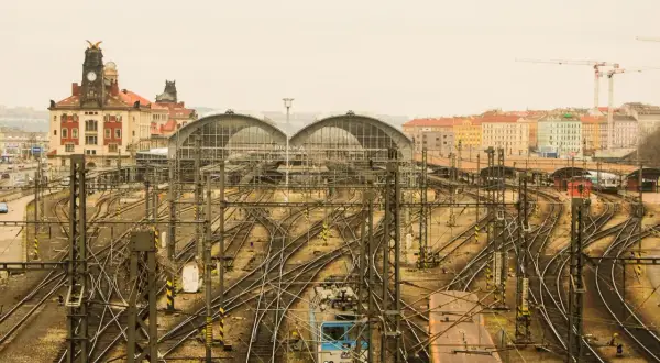 Skomplikowana sieć torów kolejowych na dworcu w Pradze, gdzie czeski rozkład jazdy pociągów jest kluczowy dla sprawnego ruchu.