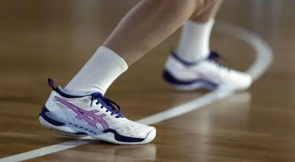 Buty do siatkówki: Jak wybrać idealne? Poradnik dla graczy