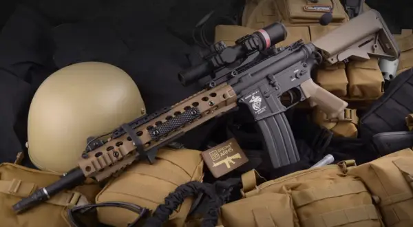 Equipación airsoft completa: réplica de fusil M4 con mira, casco táctico, chaleco y accesorios.