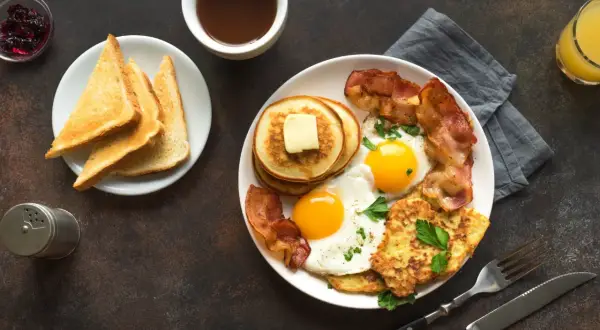 Colazioni proteiche veloci: uova, bacon, pancake e toast per iniziare la giornata con energia.