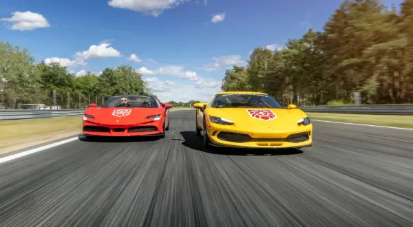 Dwa Ferrari 296 GTS, czerwone i żółte, pędzą po torze wyścigowym.