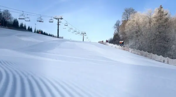 Szwajcaria Bałtowska snowpark przygotowany do jazdy. Wyciąg krzesełkowy w tle, idealnie przygotowane stoki.