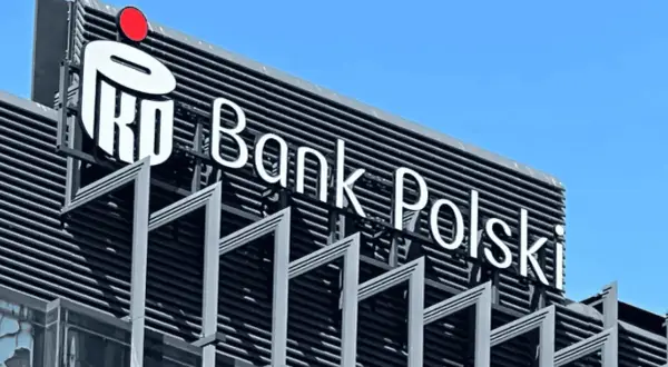 Logo PKO Banku Polskiego. Zapomniałem numer klienta PKO, ale widok na budynek banku przypomina mi, że muszę go odzyskać.
