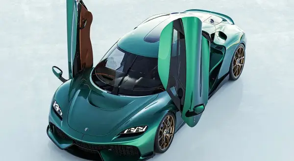 En grön Koenigsegg bil med dörrarna uppåt, redo för en tur.