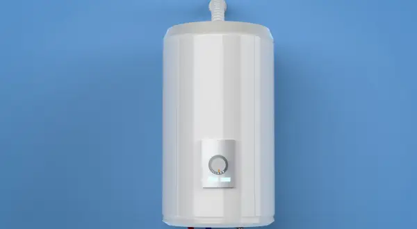 Bojler elektryczny 100l energooszczędny, biały, z panelem sterowania i wskaźnikami LED, zamontowany na niebieskiej ścianie.