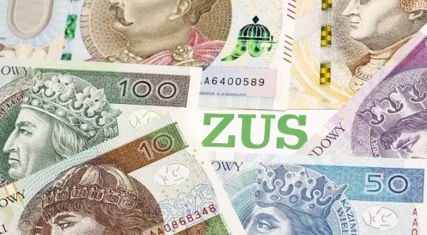 Polskie banknoty 10, 50, 100 zł i napis ZUS. Czy to obrazuje najwyższa emerytura w Polsce?