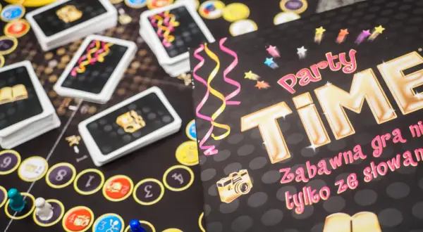 Karty do gry "Party Time" - idealne na najlepsze gry imprezowe. Zabawna gra słowna dla każdego!