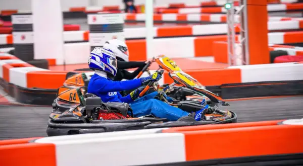 Dzieci ścigają się gokartami na torze wyścigowym Warszawa.