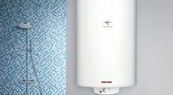 Nowoczesny, biały elektryczny podgrzewacz wody do łazienki, wiszący obok prysznica z mozaikową ścianą.
