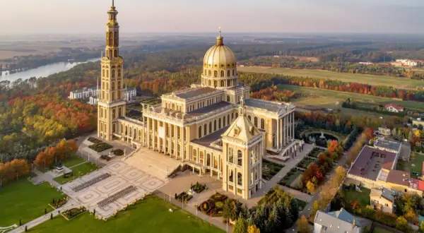 Największy kościół w Polsce, Bazylika w Licheniu, majestatycznie wznosi się pośród jesiennych barw.