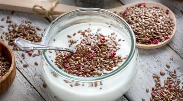 Yogurt con semi di lino e frutta disidratata, un modo salutare per iniziare la giornata. Scopri come usare semi di lino per una colazione nutriente.