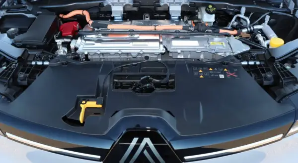 Compartimento del motor de un Renault Mégane, mostrando los componentes eléctricos y de refrigeración.