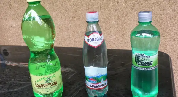 Trzy butelki gruzińskiej wody: Borjomi, Nabeglavi i Likhani.