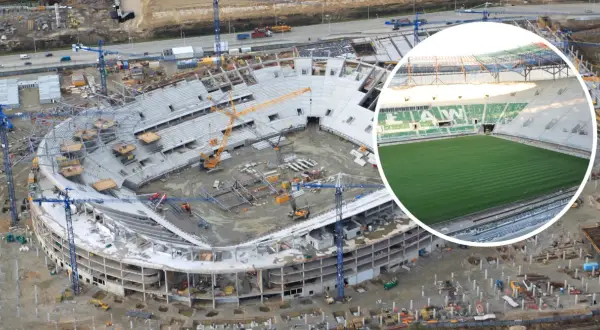 Budowa stadionu Tarczyński Arena. Widok z lotu ptaka na postęp prac budowlanych i gotową murawę.