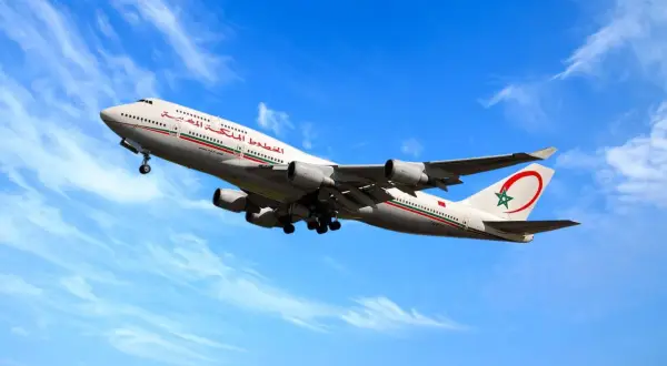 Un avion de la RAM, un Boeing 747-400, décolle sous un ciel bleu et nuageux.