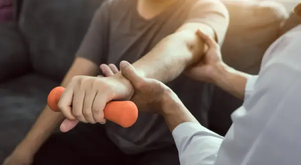 Rehabilitacja po złamaniu ręki: Ile trwa? Pełny przewodnik eksperta