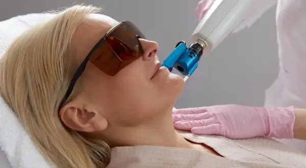 Regeneracja po laserze frakcyjnym: Przewodnik krok po kroku