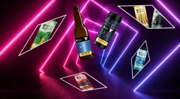 Diverse birre artigianali OSTE, tra cui una IPA e una sour, fluttuano tra luci al neon. Quale sarà la birra più buona?