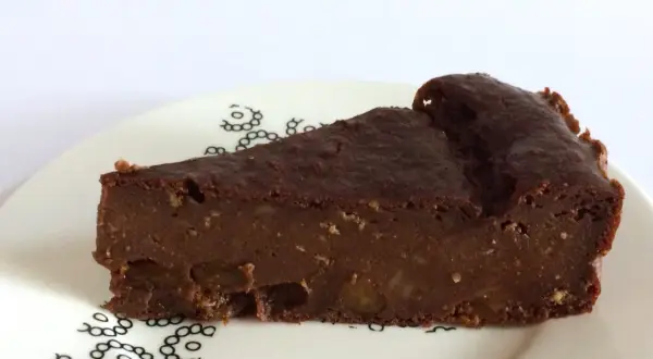 Una fetta di torta di pane al cioccolato, umida e ricca, con pezzi di frutta secca. La torta di pane ricetta della nonna, un classico intramontabile.