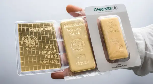 Trzy sztabki złota: 100g Heraeus, 1000g Heraeus i 500g Chafner. Spadek cen złota może skłonić do zakupu.