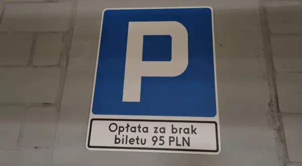 Znak parkowania z informacją o opłacie 95 PLN za brak biletu. Uważaj, by nie dostać mandatu za parkowanie!