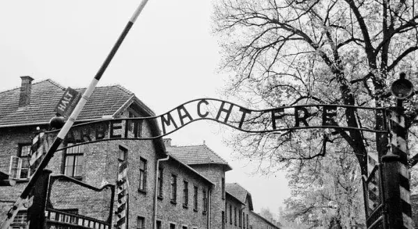 Brama Auschwitz gdzie jest - odkryj miejsce z napisem Arbeit Macht Frei