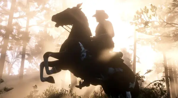 Jeździec na koniu wznoszącym się na tylne nogi, w lesie o wschodzie słońca. Niesamowita grafika z Red Dead Redemption 2 PS5 60fps.