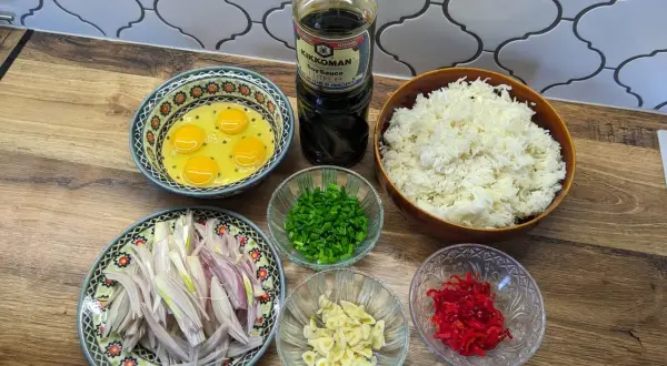 Składniki na szybką sałatkę z ryżem i jajkiem: ryż, jajka, sos sojowy, cebula, czosnek, szczypiorek i papryczka chili.