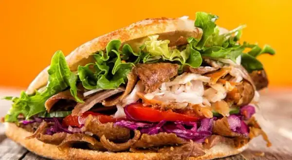 Mały kebab: Ile ma kcal i jak wybrać lżejszą wersję?