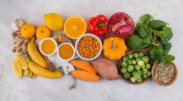 Owoce i warzywa bogate w witaminy i **makroelementy**: cytryny, pomarańcze, banany, imbir, czosnek, dynia, papryka, granat, brokuły, szpinak, brukselka, bataty, marchewki, rokitnik, miód, kurkuma.