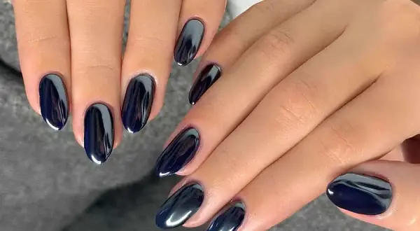 Manucure noir aux reflets métalliques, des ongles élégants et modernes.