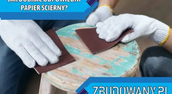 Ręce w białych rękawiczkach szlifują drewniany stołek papierem ściernym. Dobór odpowiedniej gramatury papieru ściernego jest kluczowy.