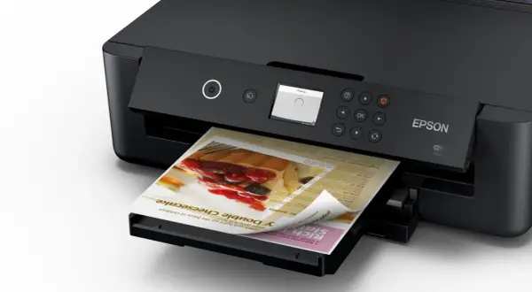 Czarna drukarka Epson drukuje ulotkę z sernikiem. Dowiedz się, jak sparować drukarkę Epson z telefonem, by drukować bezprzewodowo.