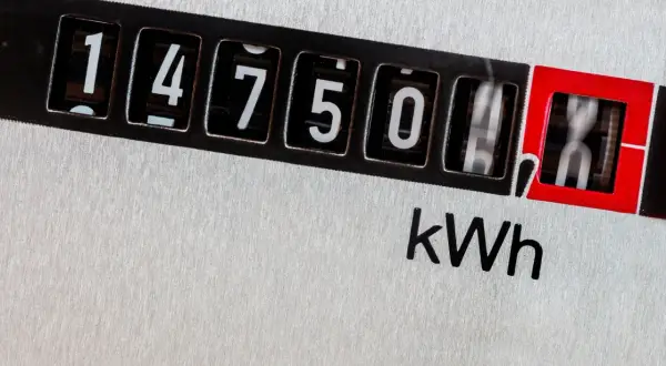 Licznik energii elektrycznej pokazuje 14750 kWh. To odczyt dla taryfy g12as, który może pomóc w analizie zużycia prądu.