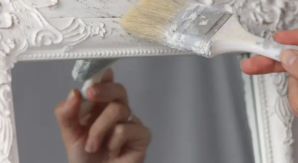 Farba nie odpryśnie! Malowanie ramy lustra z plastiku DIY