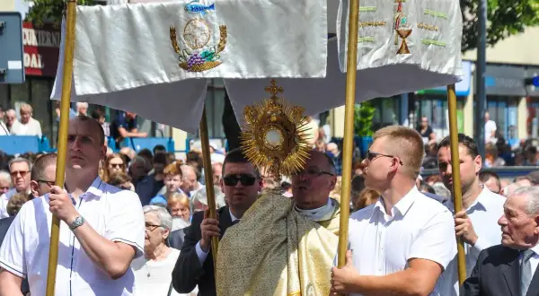 Dlaczego w Boże Ciało są 4 ołtarze? Odkryj ich głębokie znaczenie