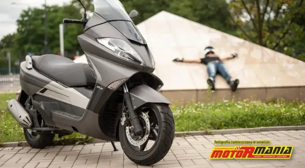 Skuter czy motorower? Zrozum różnice i wymagane uprawnienia!