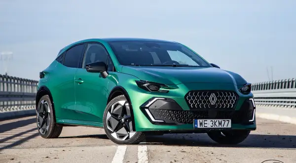 Nowe Renault Clio w zielonym kolorze prezentuje się dynamicznie na drodze.