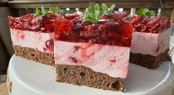 Pyszny przepis na ciasto kostka malinowa, które zachwyci każdego