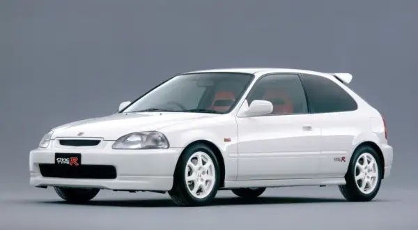Biały Honda Civic EK9 z czerwonymi fotelami, sportowym spojlerem i felgami. Ikona tuningu.