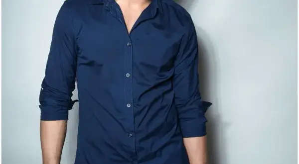 Granatowa koszula: 10 stylizacji na każdą okazję - od casual po formal