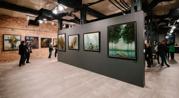 W muzeum sztuki fantastycznej podziwiamy obrazy z surrealistycznymi pejzażami i mrocznymi wizjami.