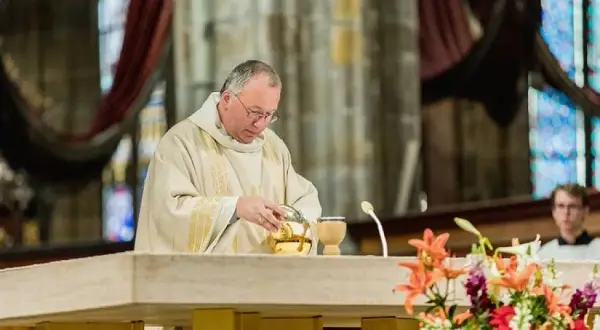 Co mówi ksiądz na mszy? Odkryj kluczowe modlitwy i ich znaczenie