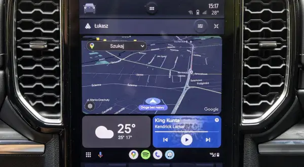 Współczesne samochody z Android Auto bezprzewodowo: nawigacja, muzyka i pogoda na ekranie.