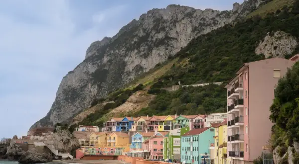 Kolorowe domy nad zatoką u stóp skały Gibraltar, przypominające widok z Sewilli.